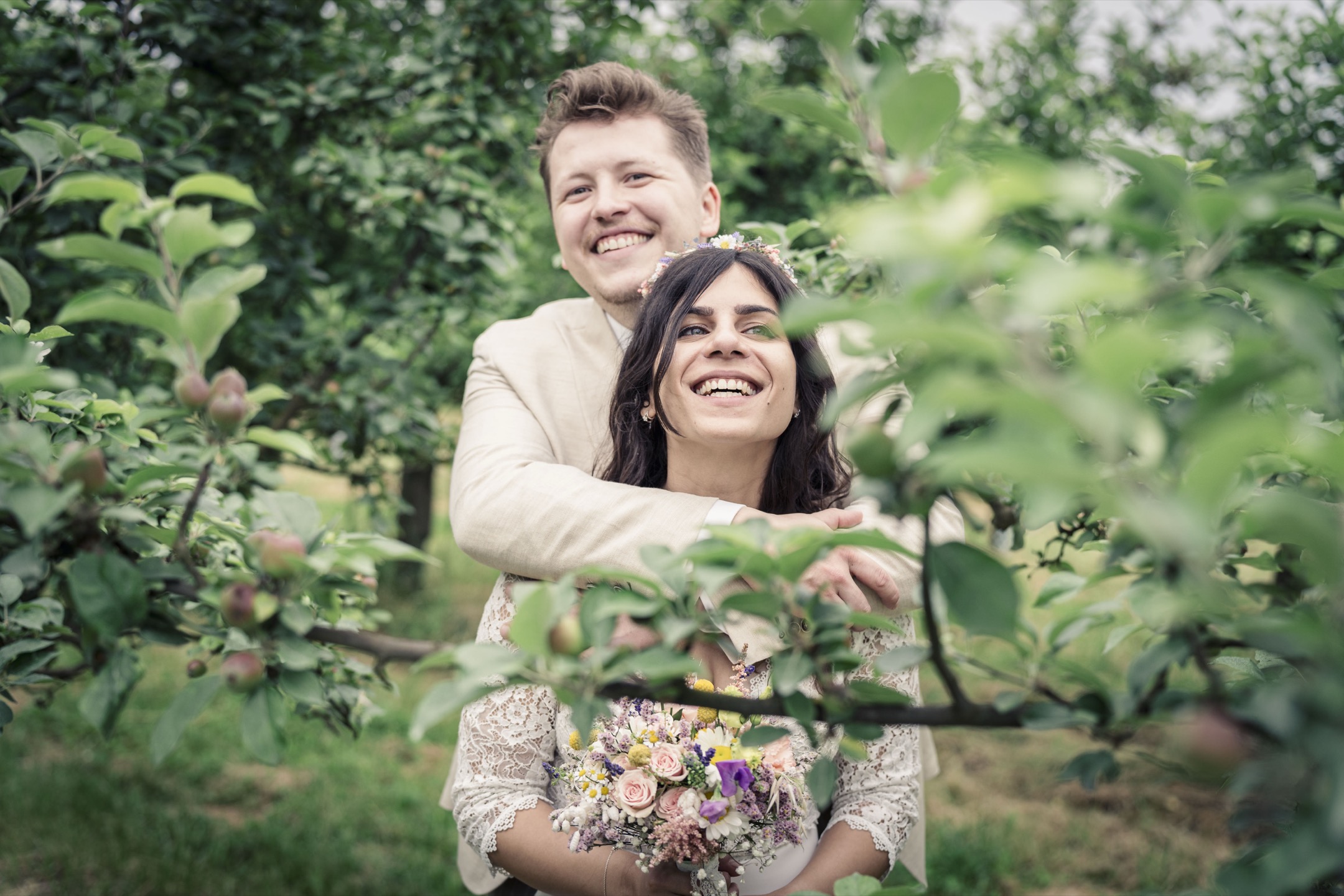 Lachen zwischen Apfelbäumen – Hochzeit Obsthof am Steinberg Bad Vilbel Lachendes Brautpaar zwischen den Apfelbäumen beim Paarshooting auf dem Obsthof am Steinberg Bad Vilbel