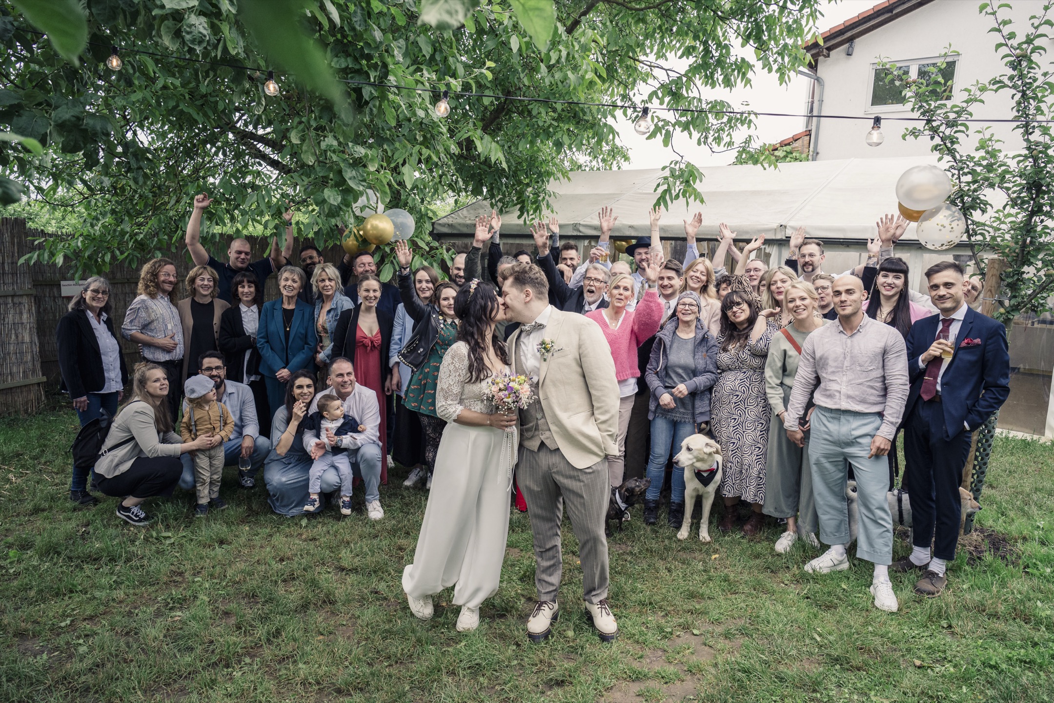 Gruppenfoto Hochzeit Obsthof am Steinberg Bad Vilbel Ausgelassenes Gruppenfoto mit allen Hochzeitsgästen auf dem Obsthof am Steinberg in Bad Vilbel