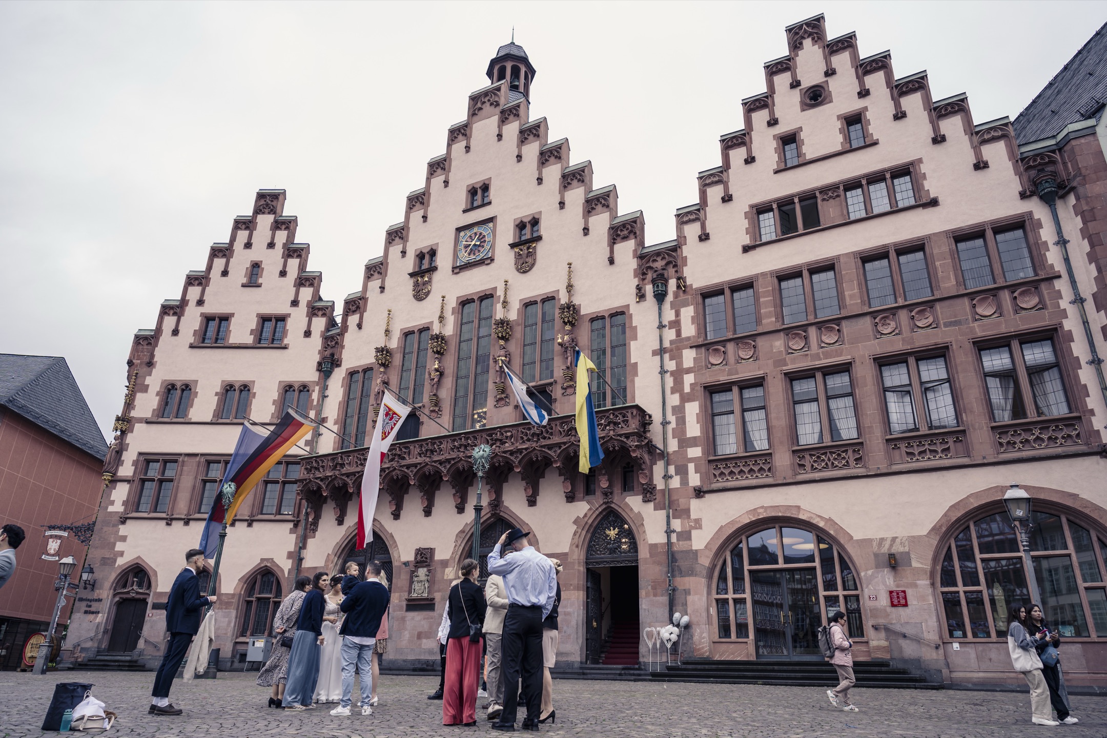 Standesamt Römer Frankfurt – Hochzeit Lisa & Julian Brautpaar vor dem Römer in Frankfurt am Tag ihrer standesamtlichen Trauung