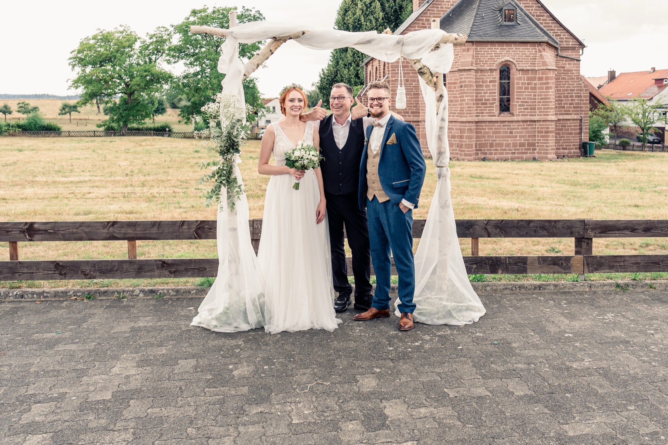 Hochzeitsfotograf Thomas Kowalzik mit Brautpaar Hochzeitsfotograf Thomas Kowalzik mit strahlendem Brautpaar nach der Hochzeit — authentisch, entspannt und ohne Zeitdruck